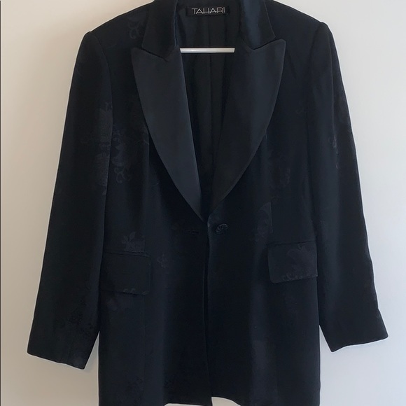 Tahari Jackets & Blazers - Beautiful black Tahari blazer